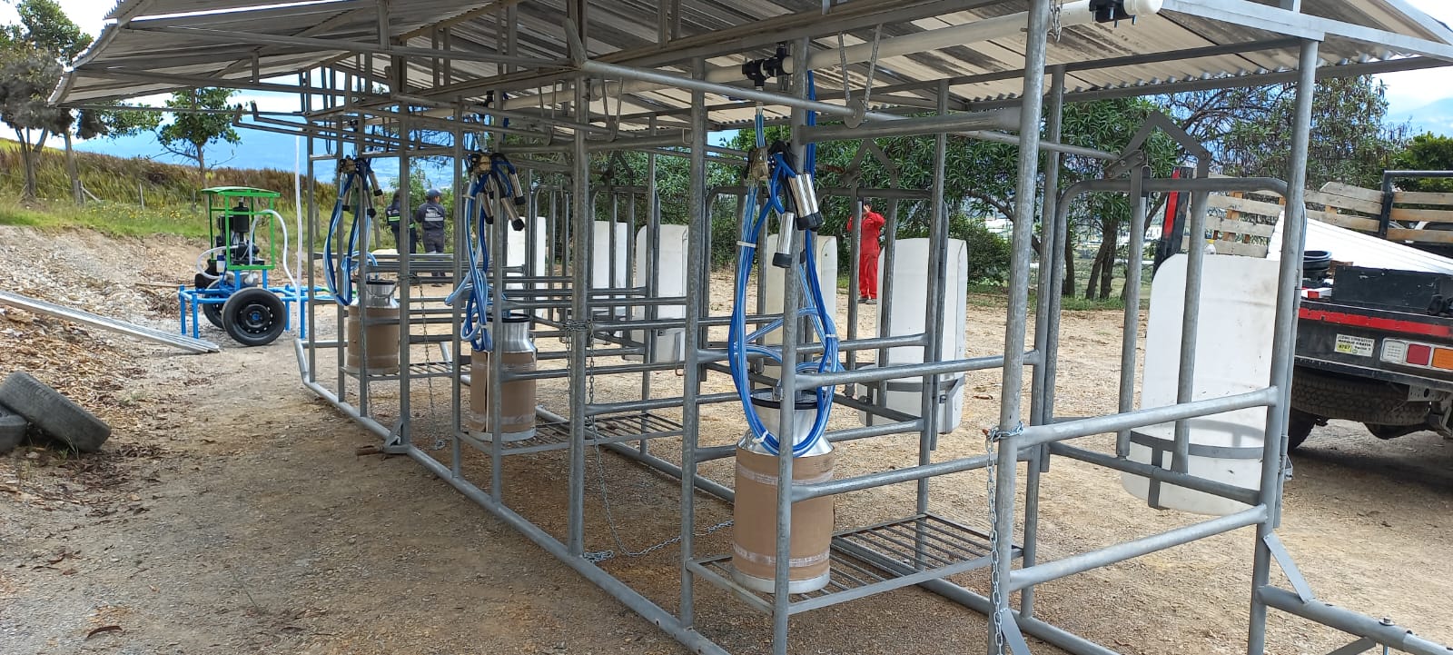 Establo de Ordeño Portátil Galvanizado con comederos, teja y cajón de 1 puesto